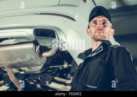 Automotive Thema. Auto Service Industry Business. Kaukasische Auto Techniker Portrait. Stockfoto