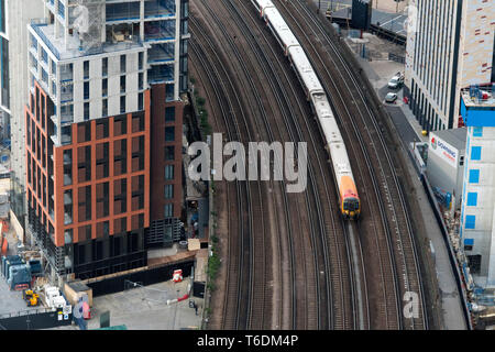 Ein Zug fährt auf den Spuren von Vauxhall Station durch den Bau in neun Elms Süden Londons. April 13, 2019. Stockfoto