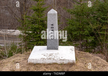 Eine Begrenzung Stein markiert die Grenze in den USA/Kanada Quebec, in der Nähe von Coaticook. Stockfoto