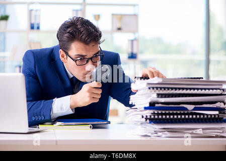 Prüfer auf der Suche nach Fehlern in der Jahresrechnung Stockfoto