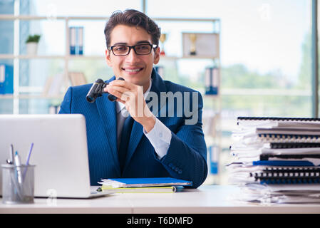 Prüfer auf der Suche nach Fehlern in der Jahresrechnung Stockfoto