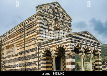 Die Basilica della Santissima Trinità di Saccargia (Basilika der Heiligen Dreifaltigkeit), eine romanische Kirche im Norden von Sardinien, Italien. Ganz wit gebaut Stockfoto