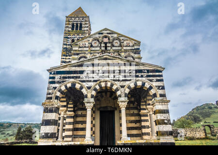 Die Basilica della Santissima Trinità di Saccargia (Basilika der Heiligen Dreifaltigkeit), eine romanische Kirche im Norden von Sardinien, Italien. Ganz wit gebaut Stockfoto