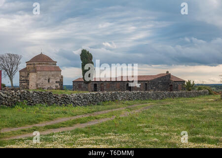 Eine romanische Kirche in einer alten Siedlung in der Nähe von Nuoro, Sardinien, Italien Stockfoto