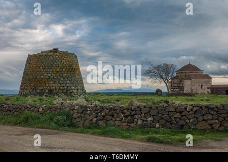 Nuraghe in der Nähe von Nuoro, Sardinien, Italien. Unter Tausenden von alten megalithische Strukturen während der NURAGHISCHEN Alter zwischen 1900 und 730 v. Chr. gebaut Stockfoto