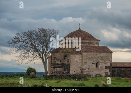 Eine romanische Kirche in einer alten Siedlung in der Nähe von Nuoro, Sardinien, Italien Stockfoto