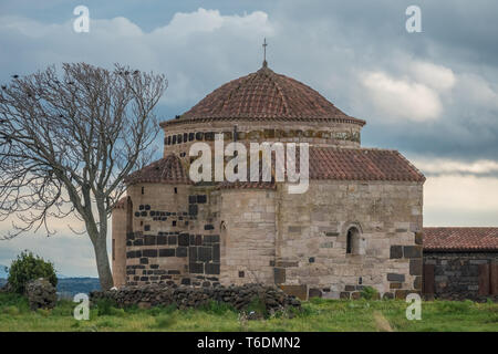 Eine romanische Kirche in einer alten Siedlung in der Nähe von Nuoro, Sardinien, Italien Stockfoto