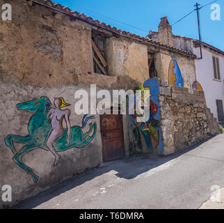 Orgosolo ein Dorf in der Provinz Nuoro, Sardinien, Italien, bekannt für seine Sammlung von street Wandmalereien mit einer reichen Vielfalt an Themen aus der Villa Stockfoto