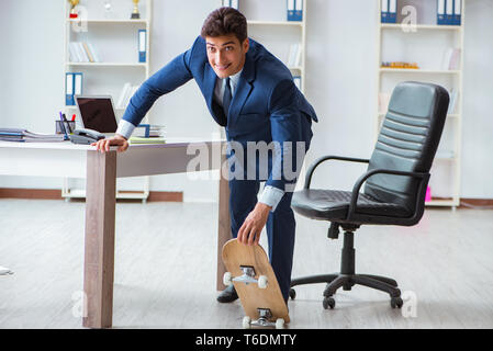 Junge Unternehmer mit Skate im Büro im Sport Konzept Stockfoto