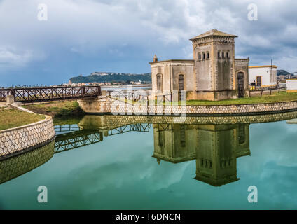 Molentargius Saline Regional Park in der Nähe von Cagliari, Sardinien, Italien. Ein Feuchtgebiet mit Frisch- und Salzwasser Stauseen getrennt durch sandigen Strecken (Arenen) Stockfoto