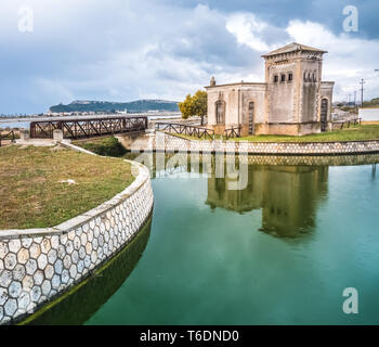 Molentargius Saline Regional Park in der Nähe von Cagliari, Sardinien, Italien. Ein Feuchtgebiet mit Frisch- und Salzwasser Stauseen getrennt durch sandigen Strecken (Arenen) Stockfoto