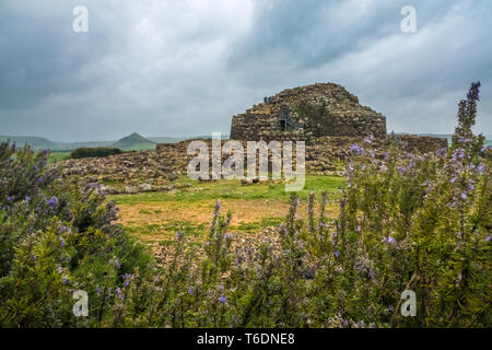 Su Nuraxi ist ein NURAGHISCHEN archäologische Stätte in Barumini, Sardinien, Italien. Unter Tausenden von alten megalithische Strukturen während der NURAGHISCHEN Alter gebaut Stockfoto