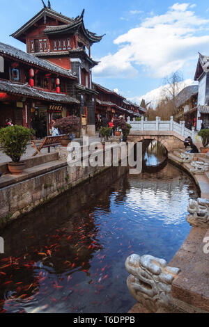 Lijiang, Yunnan, China: Traditionelle Naxi Architektur und Kanal in der Altstadt von Lijiang, einem nationalen historischen und kulturellen Stadt dating b Stockfoto