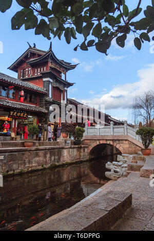 Lijiang, Yunnan, China: Traditionelle Naxi Architektur und Kanal in der Altstadt von Lijiang, einem nationalen historischen und kulturellen Stadt dating b Stockfoto