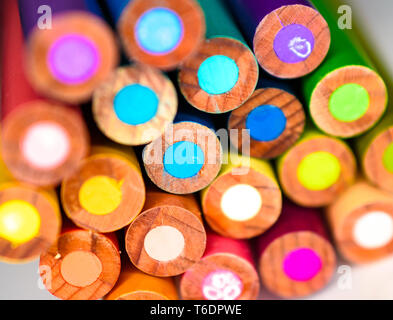 Flache Closeup (Makro) Blick auf hellen Buntstift endet in engen Cluster Stockfoto