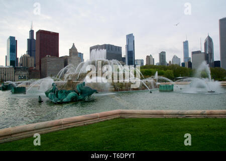 CHICAGO, Illinois, Vereinigte Staaten - 11. Mai, 2018: Der Buckingham Fountain in Chicago in einem Rokoko Hochzeitstorte Stil gebaut und von der Latona inspiriert Stockfoto