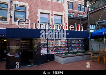 SAN FRANCISCO, California, United States - Jun 25th, 2018: Ghirardelli Square Schokolade Geschäft verkauft Eiscremeeiscremebechern und Schokolade Dessert behandelt, um Stockfoto