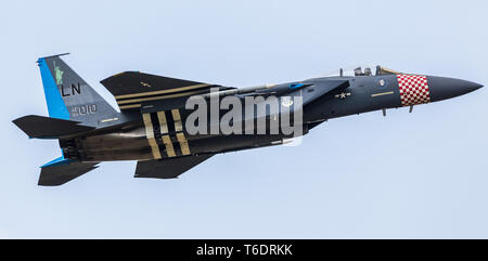 Eine der drei speziellen farbigen Erbe F-15E Adler weg von RAF Lakenheath, Suffolk im April 2019. Stockfoto