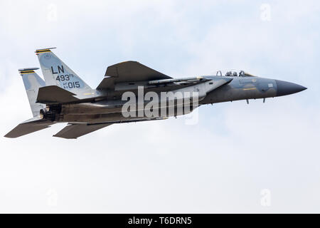 F-15C Eagle zu den 493 d Tactical Fighter Squadron zugeordnet Start für ein Training sortie von RAF Lakenheath im April 2019. Stockfoto