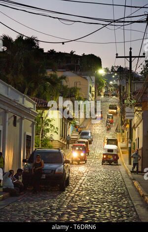 Honduras Lateinamerika; Street Scene in der Nacht in der bunten Stadt von Copan Ruinas, Honduras, Mittelamerika Stockfoto