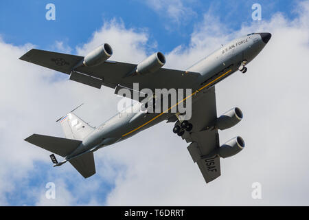 Unterseite einer KC-135 Stratotanker R wie es die Start- und Landebahn überfliegt an RAF Mildenhall in Suffolk, im April 2019 gesehen. Stockfoto