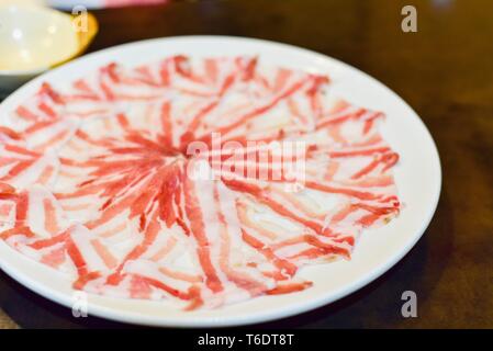 Kagoshima Kurobuta Pork Slices auf weiße Platte Stockfoto