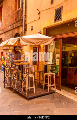 Siena, Italien - Oktober 25, 2018: Wahrzeichen der Toskana Siena medeival Stadt, Street View und Osteria Stockfoto