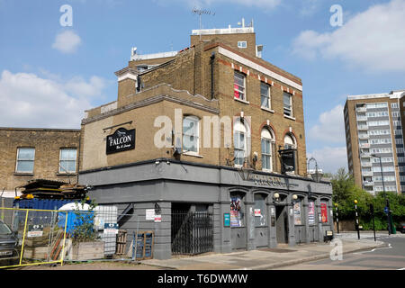 Eine allgemeine Ansicht eines geschlossen Pub in der Queen's Park London Stockfoto