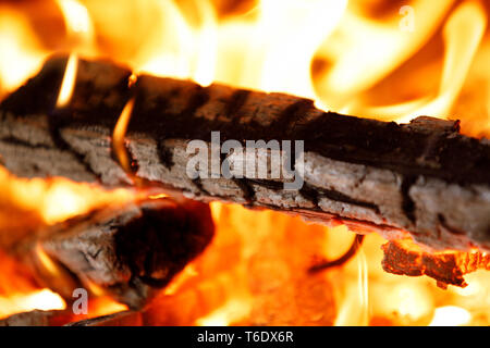Brennholz im Feuer brennen Stockfoto