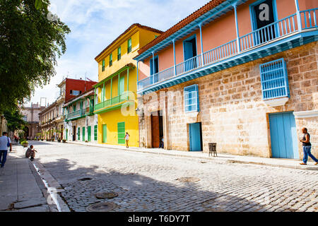 Die Menschen in den Straßen der Altstadt von Havanna/Kuba mit seinen bunten Häusern. Stockfoto