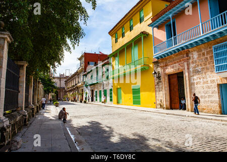 Die Menschen in den Straßen der Altstadt von Havanna/Kuba mit seinen bunten Häusern. Stockfoto