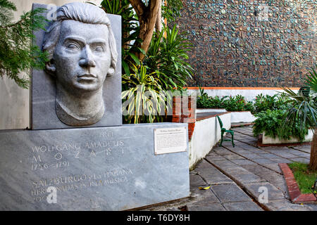 Wolfgang Amadeus Mozart Statue in einem schönen Innenhof mit Kunstwerken in der Altstadt von Havanna, Kuba Stockfoto