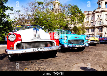 Gruppe von farbigen vintage Klassiker in der Altstadt von Havanna geparkt Stockfoto