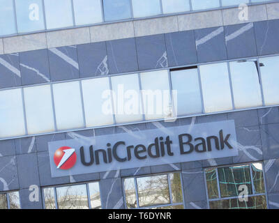 LJUBLJANA, Slowenien - 22. MÄRZ 2019: Unicredit bank S.p.A. ist einer der größten italienischen und Europäischen Credit Gruppen Stockfoto