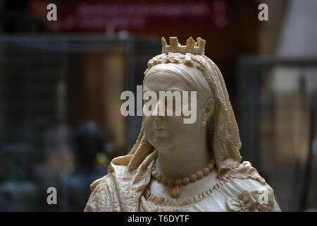 Eine Büste von Königin Victoria in der Kelvingrove Art Gallery und Museum. Sie sieht gar nicht amüsiert. Stockfoto