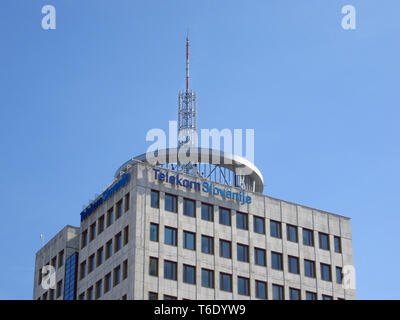 LJUBLJANA, Slowenien - 22. MÄRZ 2019: Telekom Slovenije Zeichen auf ein Hauptgebäude in Ljubljana Stockfoto