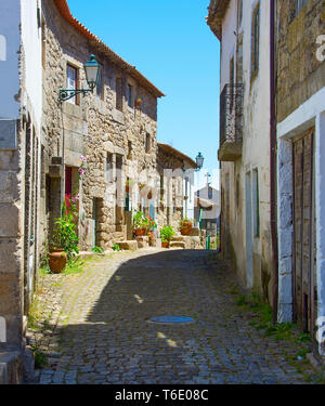 Berühmte Portugal Dorfstraße. Monsanto Stockfoto