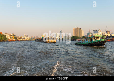 Drücker mit Lastkähne auf dem Chao Phraya in Bangkok. Stockfoto