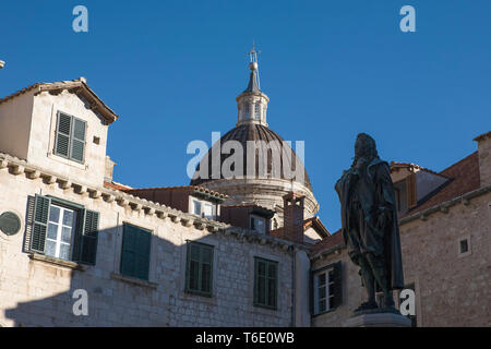 Gundulićeva Poljana, den Marktplatz, Stari Grad, Dubrovnik, Kroatien, mit der Statue des Dichters Ivan Gundulić und die Kuppel der Kathedrale über Stockfoto