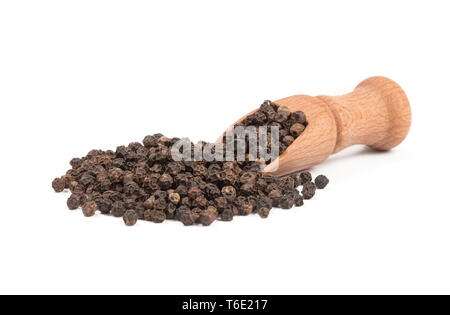 Schwarzer Pfeffer in einem Löffel aus Holz isoliert Stockfoto