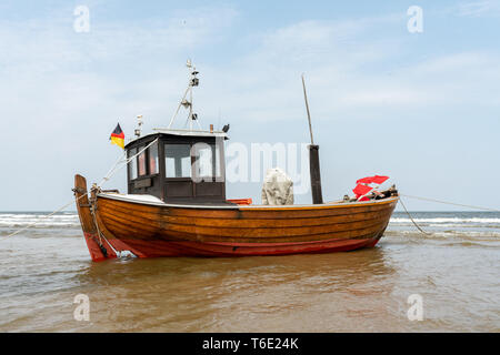 Holz- Angeln Boot an Land bei Ebbe am Strand in Ahlbeck Usedom Stockfoto