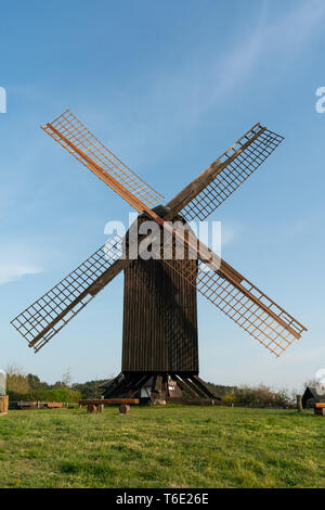 Arbeiten Holz- bock Windmühle blau Skye in Pudagla auf der Insel Usedom. Stockfoto