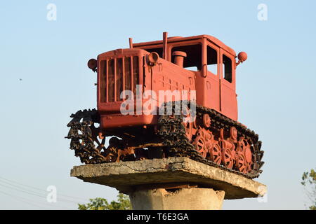 Traktor auf einem Sockel Stockfoto