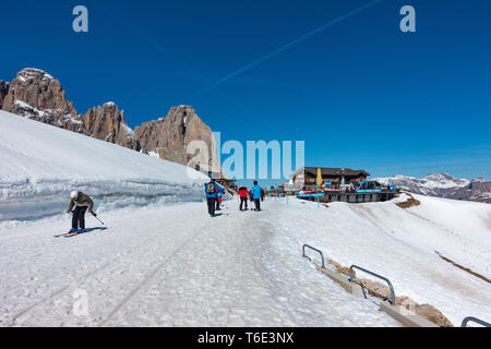 Skifahrer in der Region Val di Fassa, Dolomiten, Italien mit dem Tri Cime Felsen im Hintergrund Stockfoto