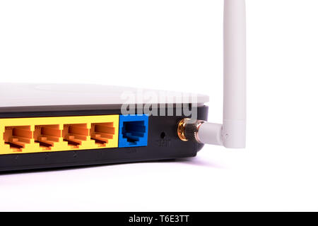 Detaillierte Ansicht von ADSL- oder WLAN-Modem oder Access Point. Anschluss an LAN-net und Antenne. Auf weissem Hintergrund. Stockfoto