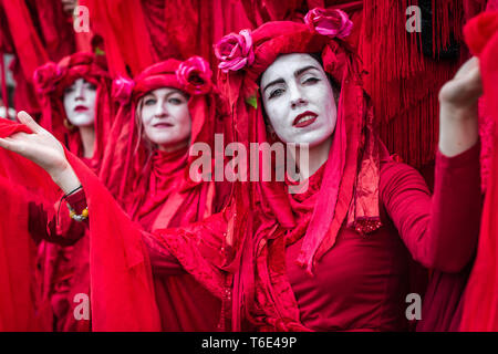 Die Rote Brigade des Aussterbens Rebellion auf der Waterloo Bridge. Stockfoto