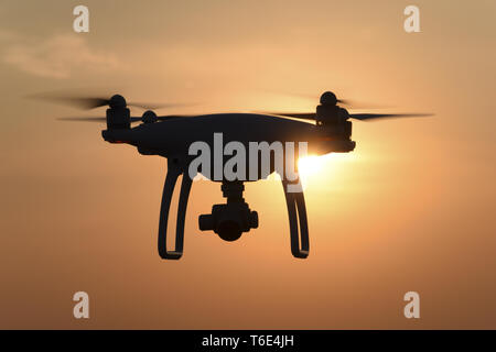 Quadrocoptern Silhouette vor dem Hintergrund der Sonnenuntergang Stockfoto