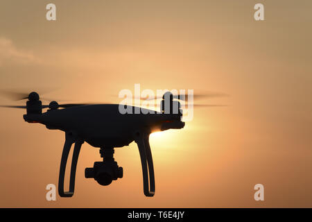 Quadrocoptern Silhouette vor dem Hintergrund der Sonnenuntergang Stockfoto