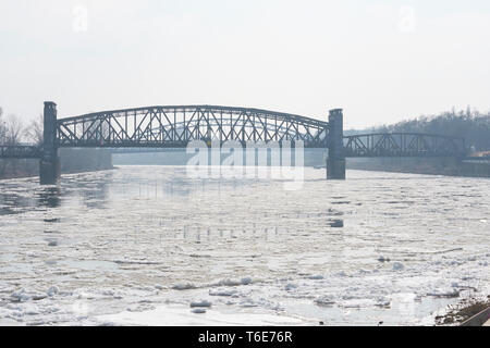 Hubbrücke in Magdeburg an der Elbe im Winter Stockfoto