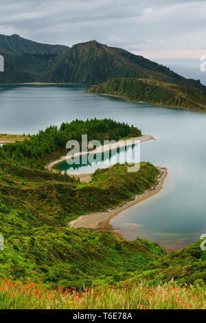 Panoramablick auf die Landschaft und die Azoren, die Insel von Portugal. Schönen Lagunen in vulkanischen Krater und grüne Felder. Touristische attra Stockfoto